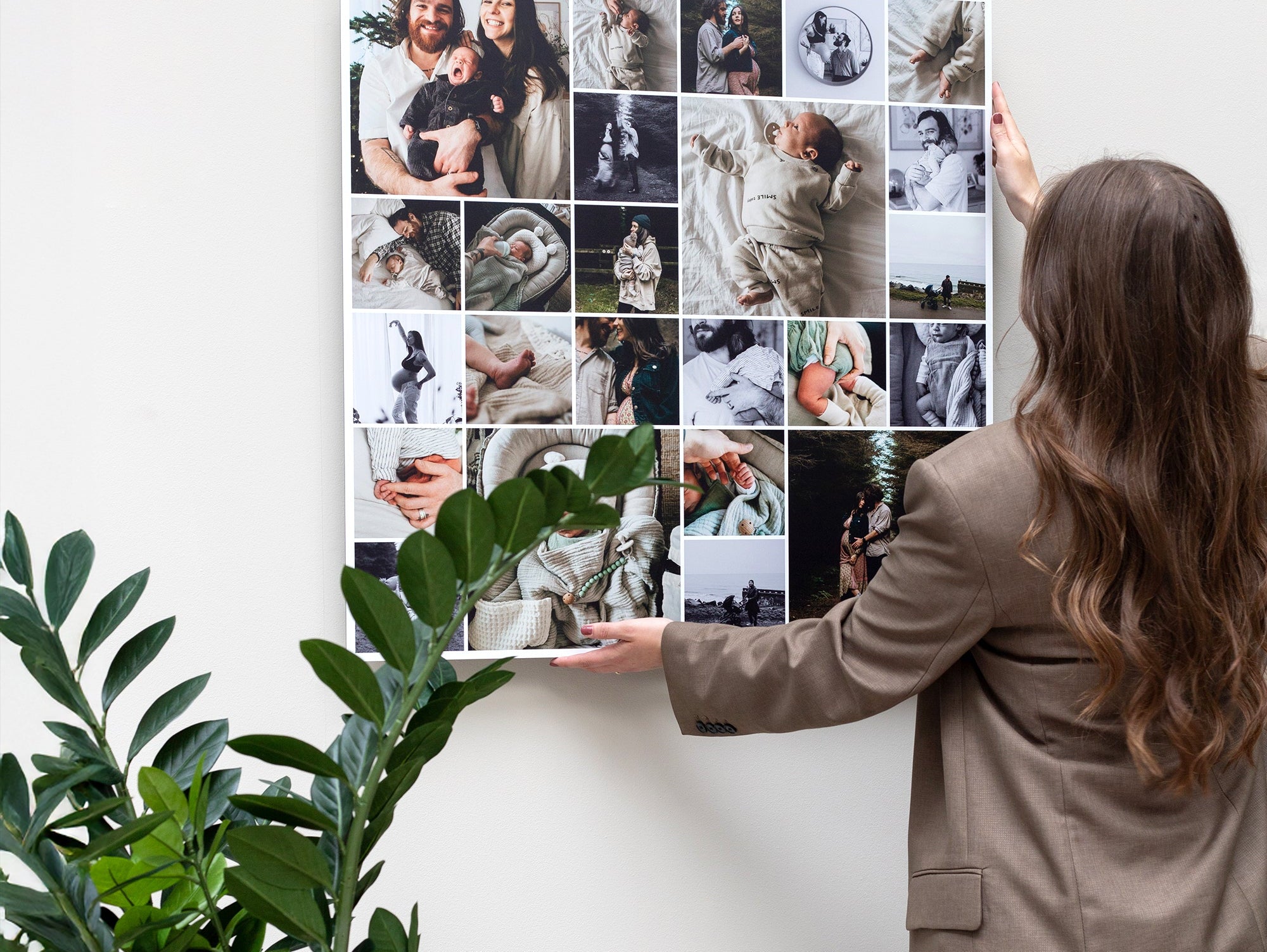 Grote foto-afdruk scherp aan de muur in een lichte ruimte