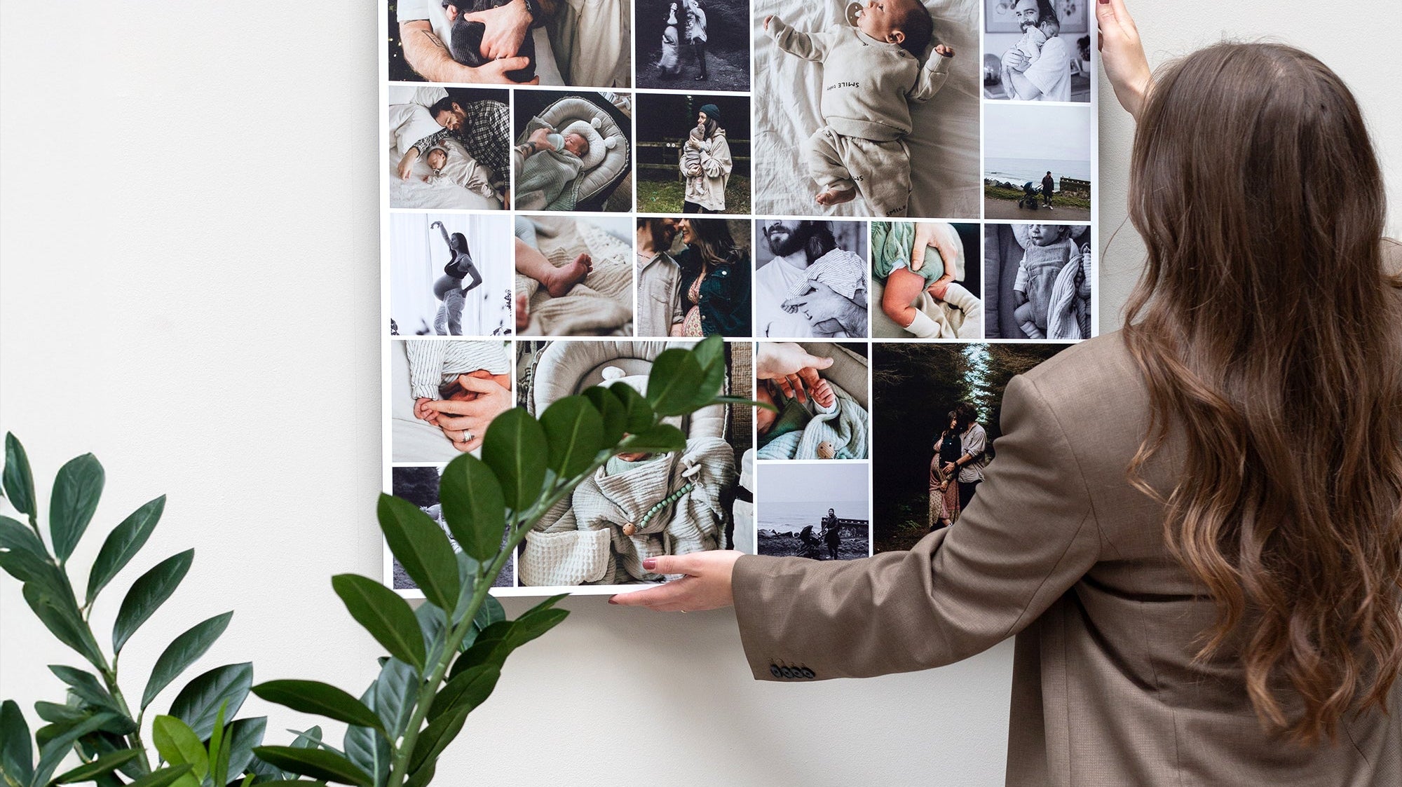Foto op aluminium ophangen zonder boren – Instawall aan de muur in een sfeervolle woonkamer