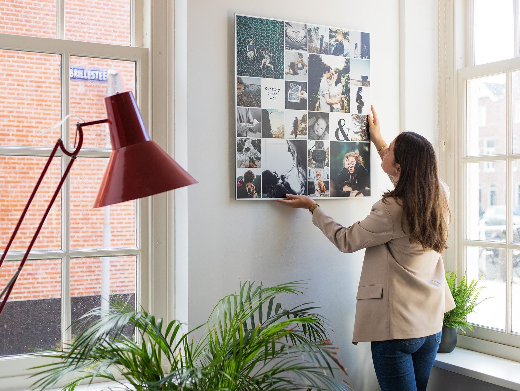 Foto op aluminium aan de muur in een lichte woonkamer