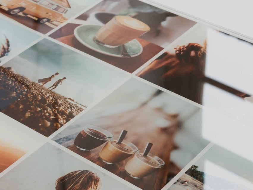 Foto op glas aan de muur in een sfeervol interieur