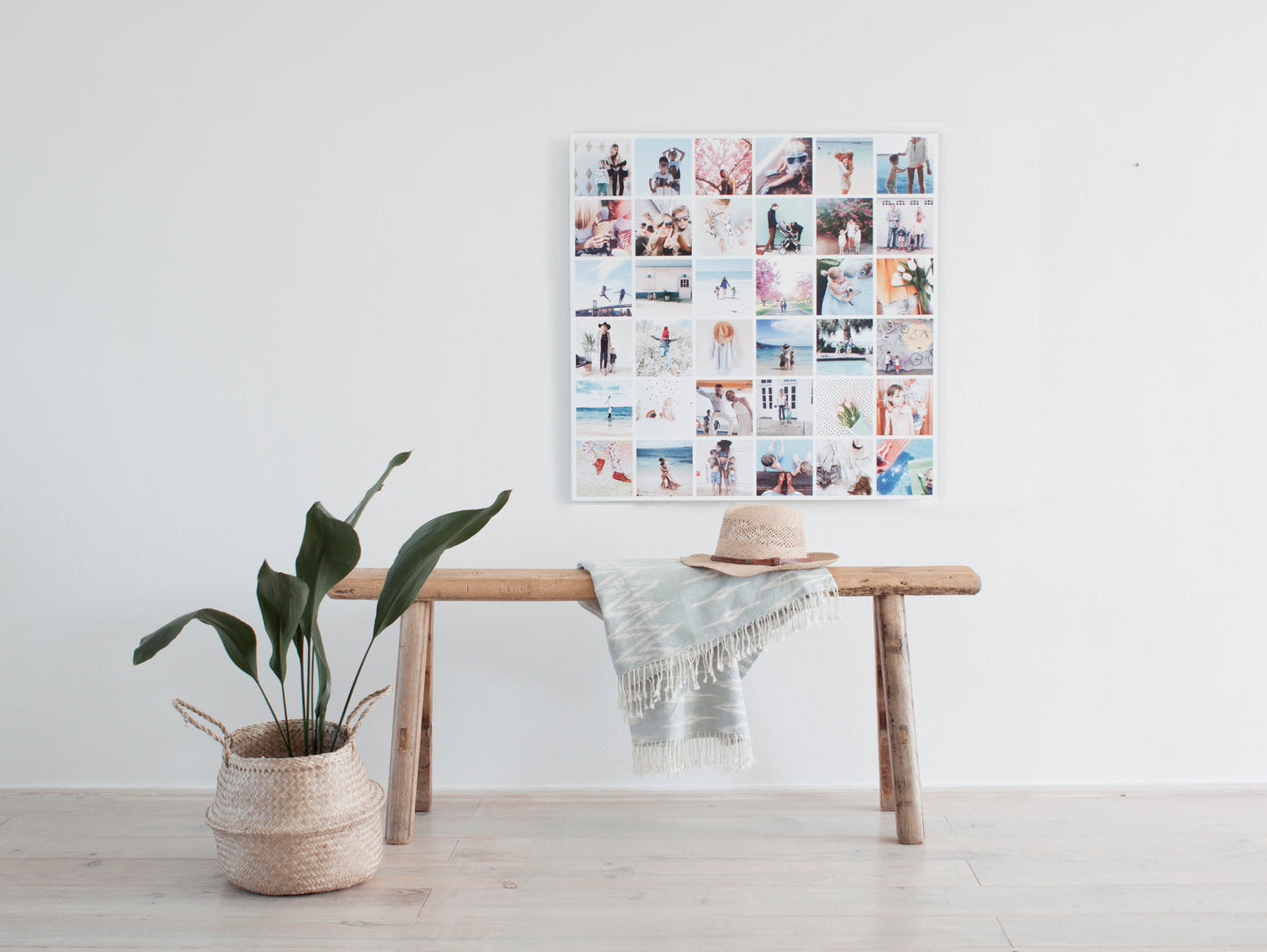 Foto op aluminium boven een witte bank in een lichte woonkamer