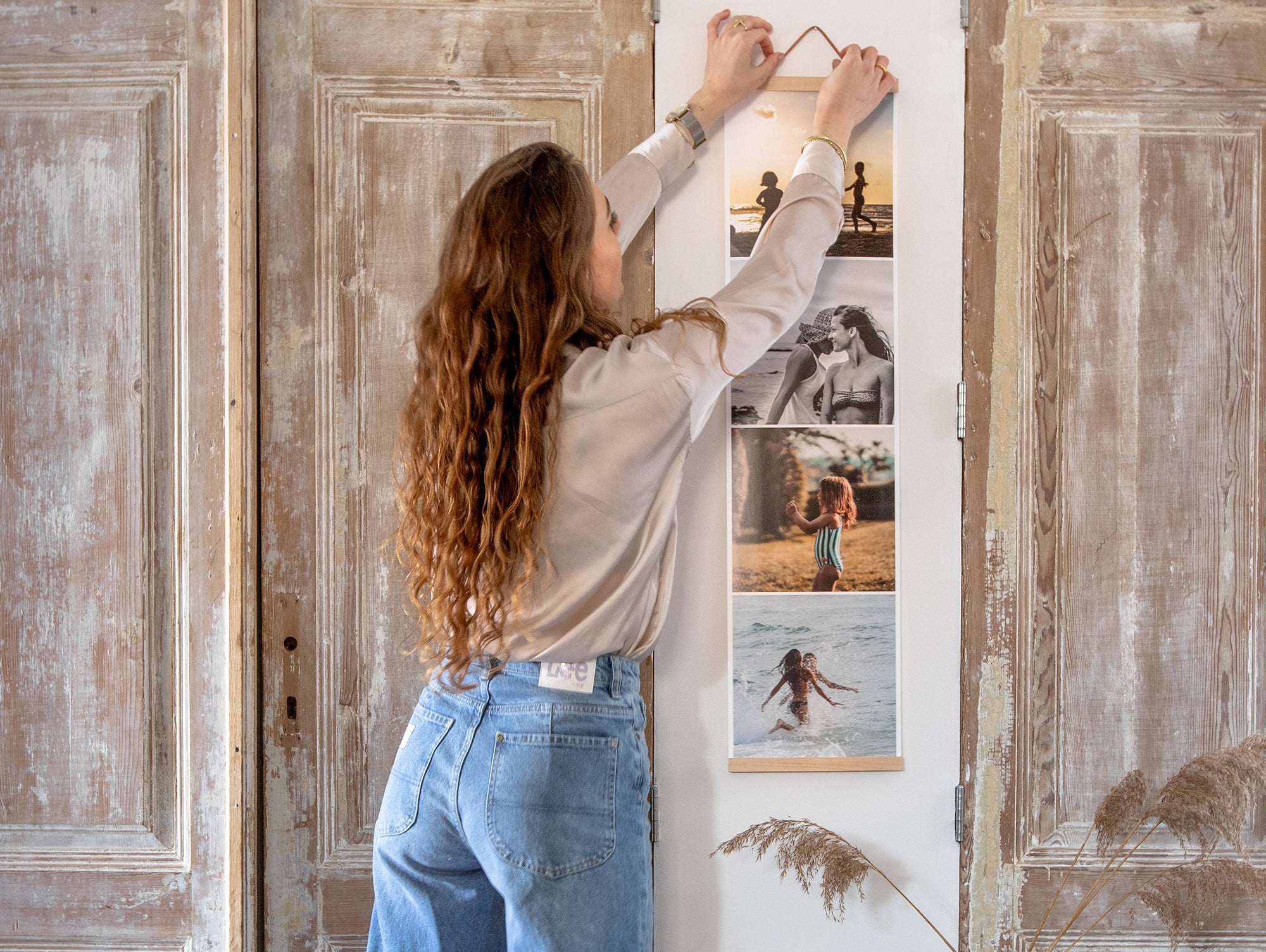 Fotostrip aan de muur met meerdere foto's onder elkaar