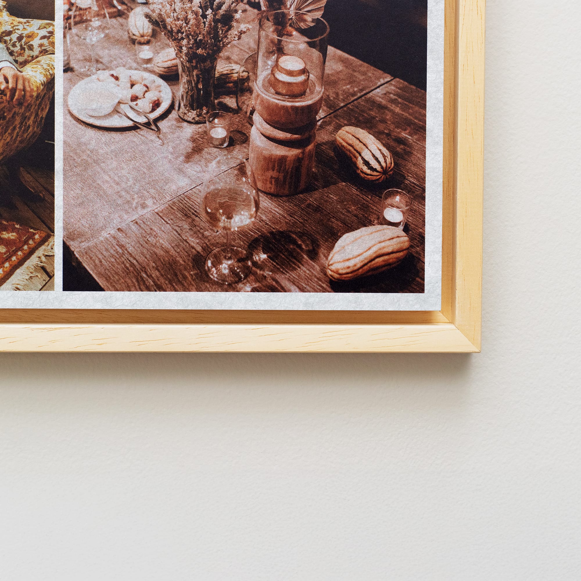 Instawall Akoestisch Wide 2:1 wanddecoratie in houten lijst met fotoprint voor een rustieke woonkamer