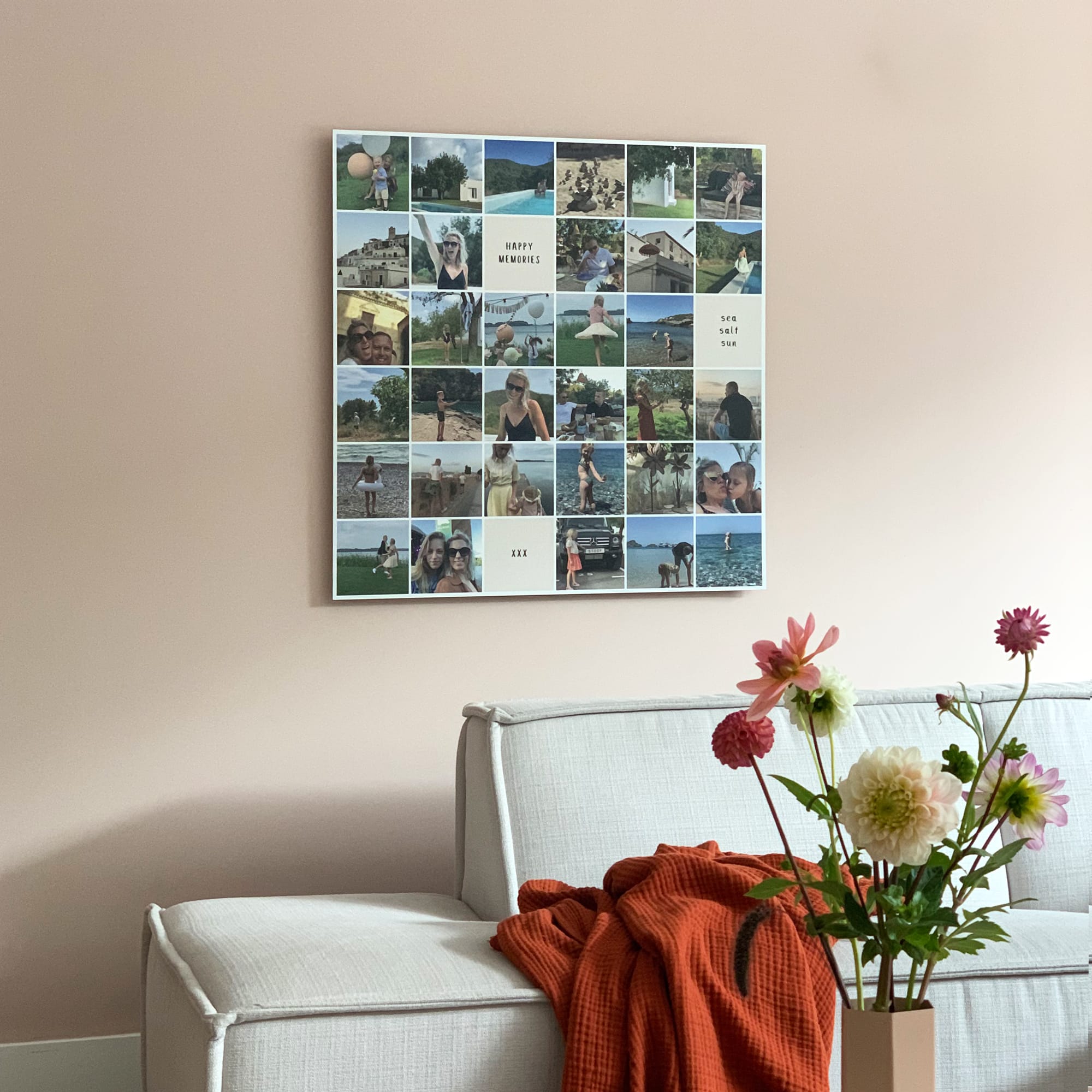 Instawall aluminium fotocollage vierkant aan de woonkamermuur