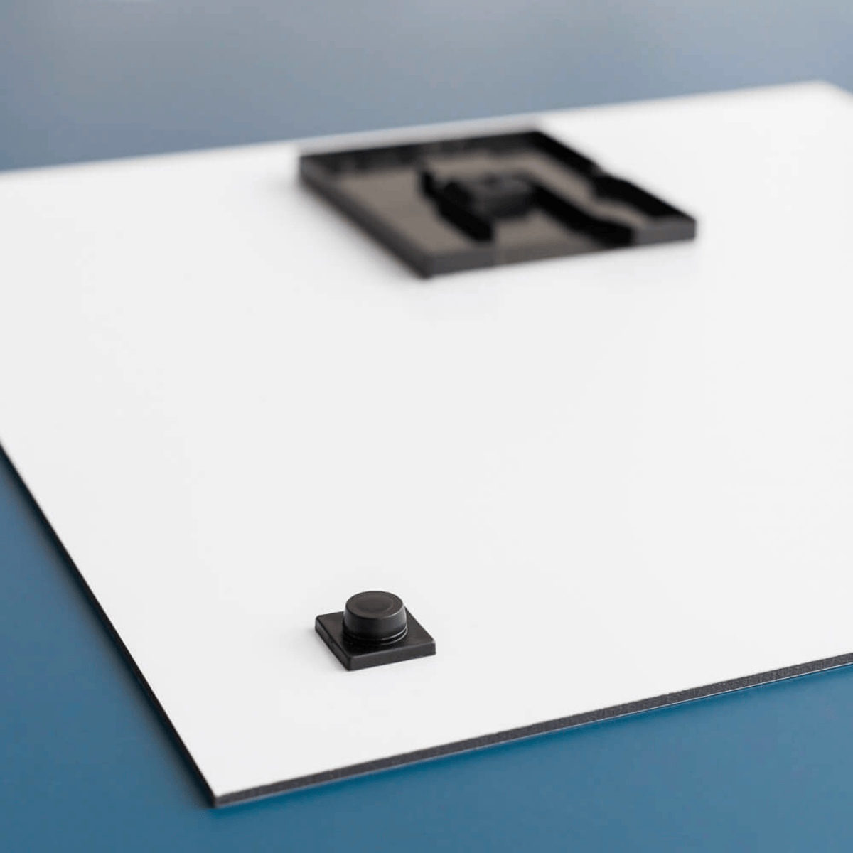 Fotovergroting Plexiglas Square 1:1 van Instawall Prints met zwarte montageclips op wit paneel