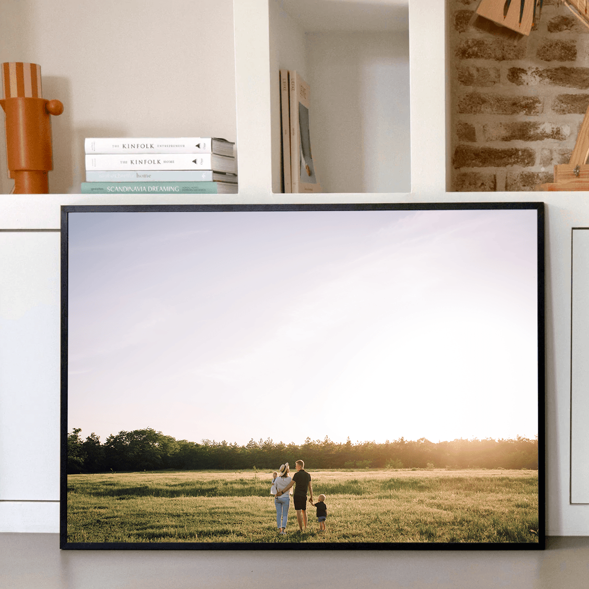 Fotovergroting Posterframe Landscape 4:3, zwart kader met familiefoto in veld bij zonsondergang
