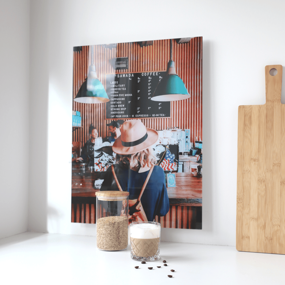 Fotovergroting Plexiglas Portrait 3:4 door Instawall Prints; cafémilieu op plexiglas in witte ruimte naast snijplank