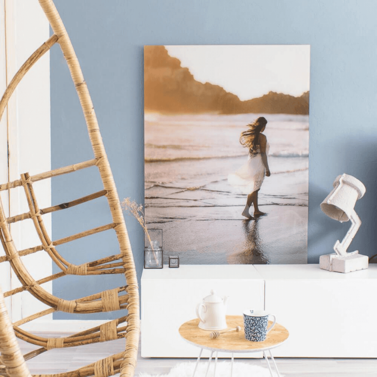 Fotovergroting Plexiglas Portrait 3:4 van Instawall Prints, staand op witte kast tegen blauwe muur met strandfoto