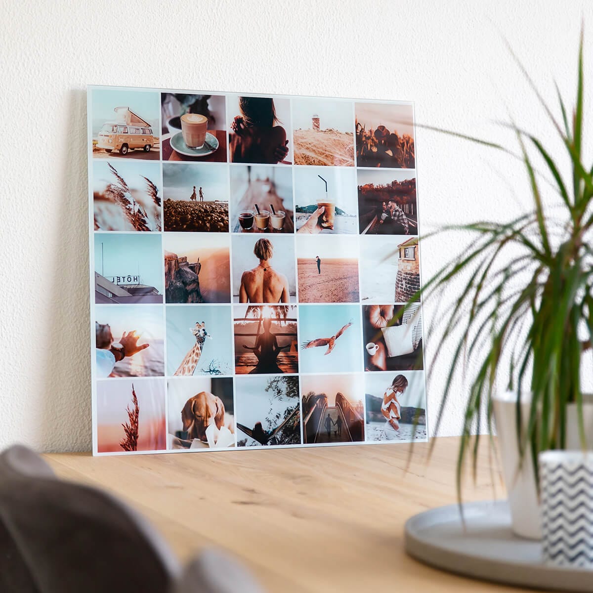 Instawall Print fotocollage in grid van vele foto's als wanddecoratie in een lichte woonkamer