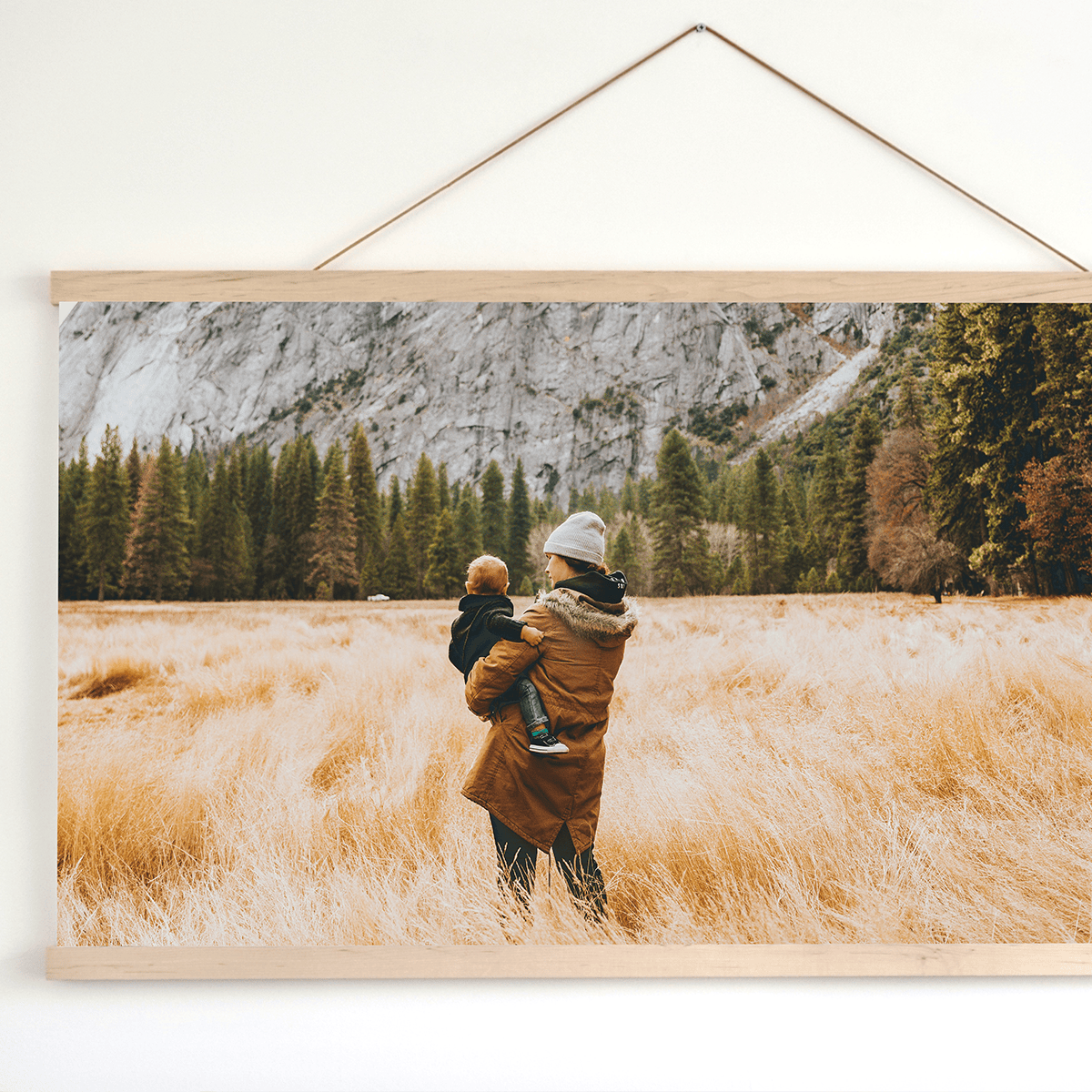 Fotovergroting Poster Landscape 4:3 Instawall Prints, familie met baby in veld voor berglandschap