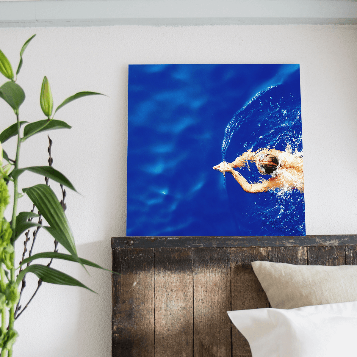 Fotovergroting Plexiglas Square 1:1 als wanddecoratie in slaapkamer met plant en houten hoofdbord