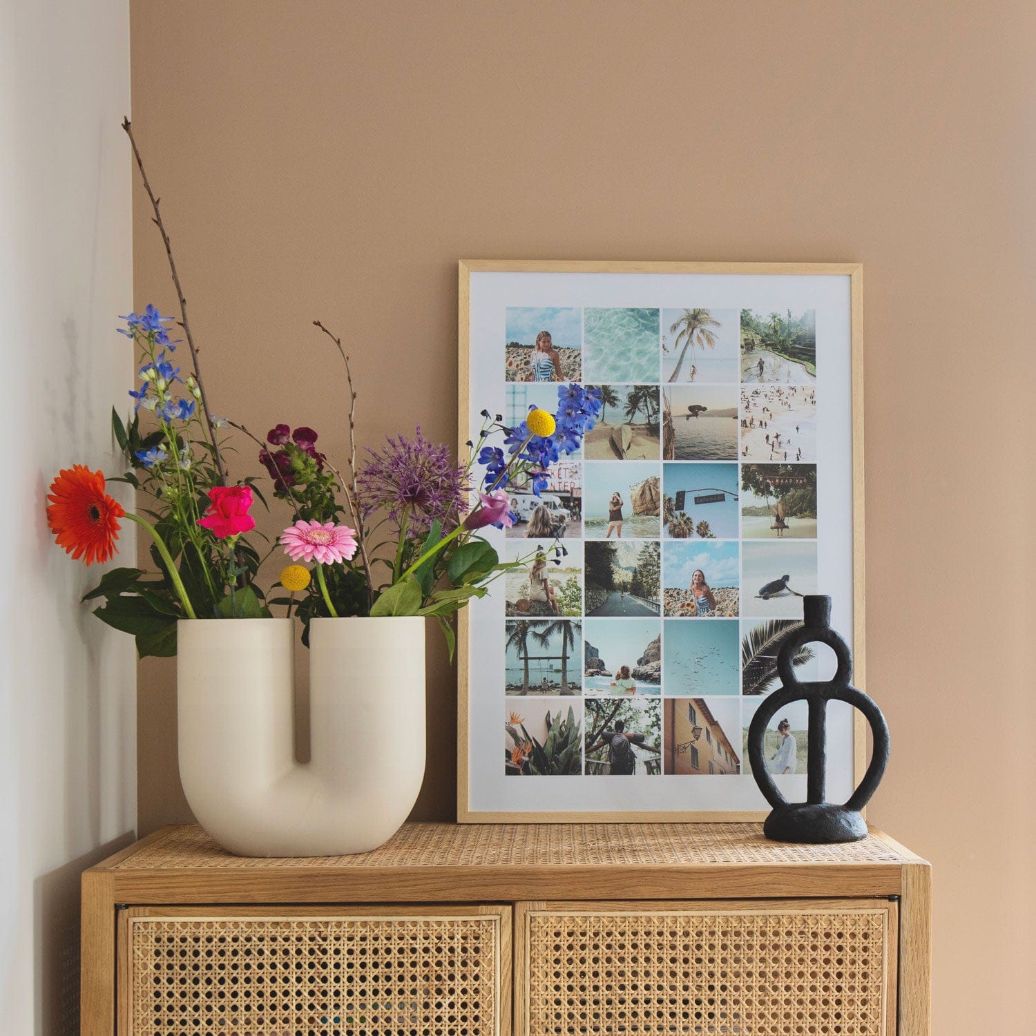 Portrait 3:4 print van Instawall Prints in houten lijst met fotocollage als wanddecoratie