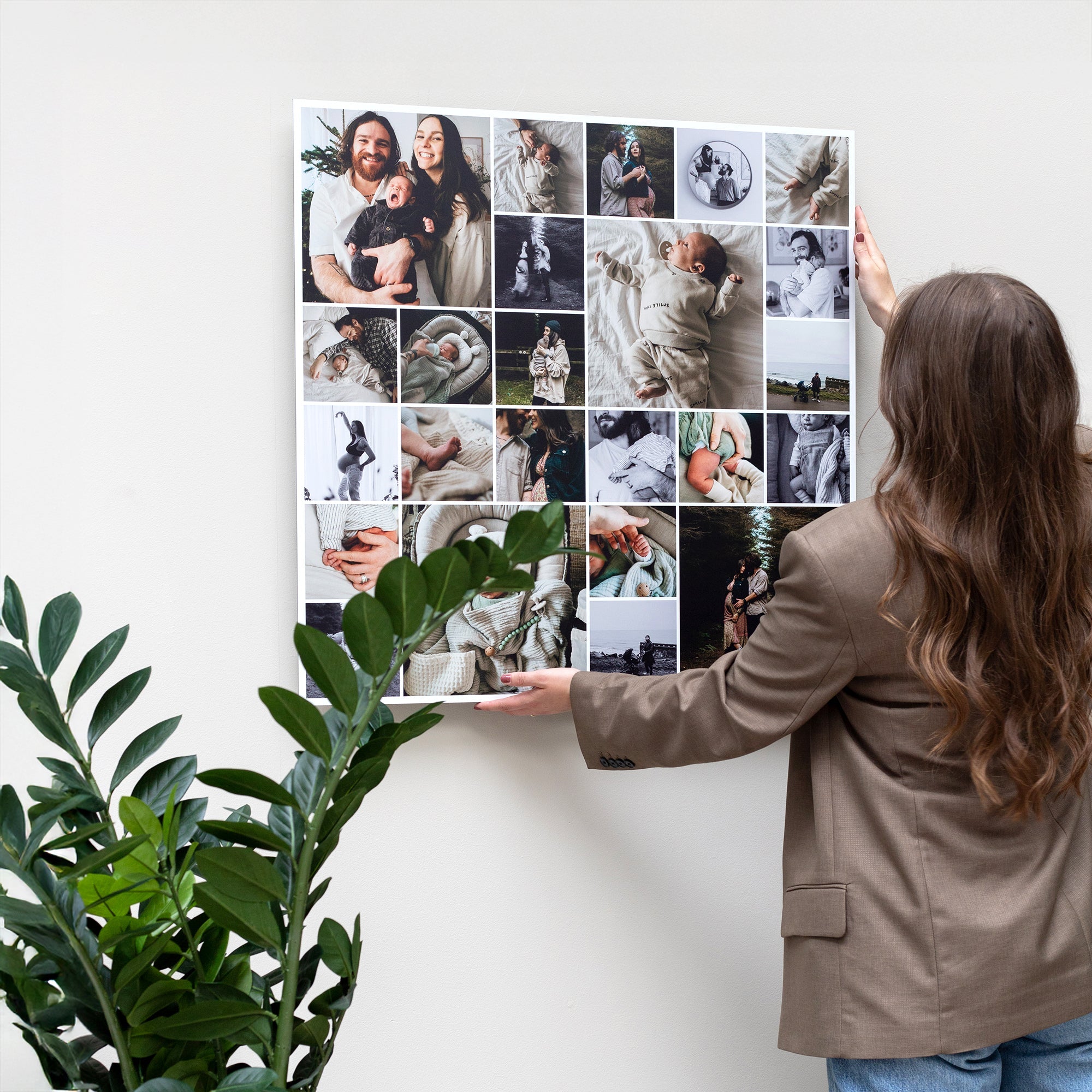 Grote foto-afdruk scherp aan de muur in een lichte ruimte