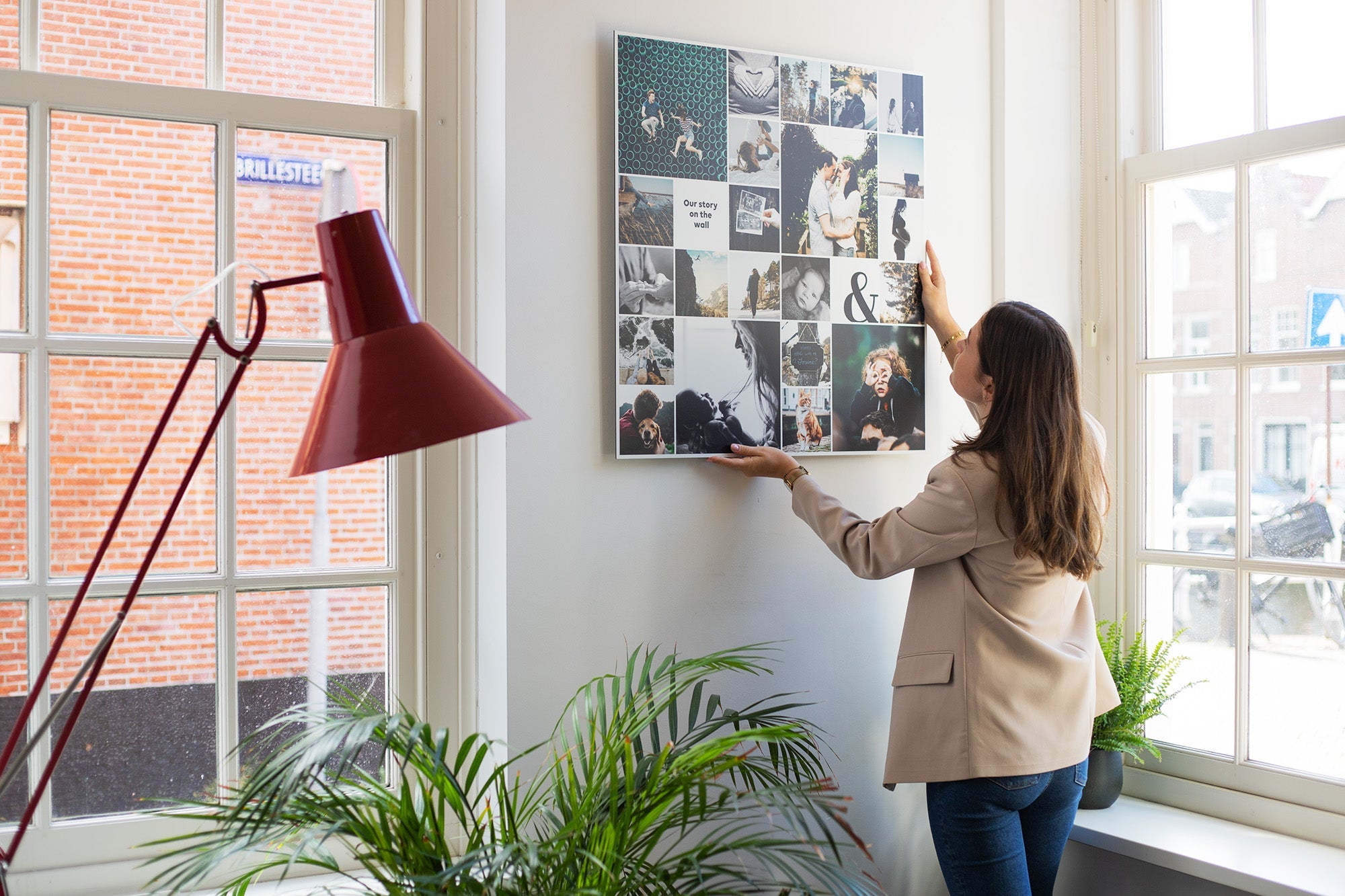 Foto op aluminium aan de muur in een lichte woonkamer