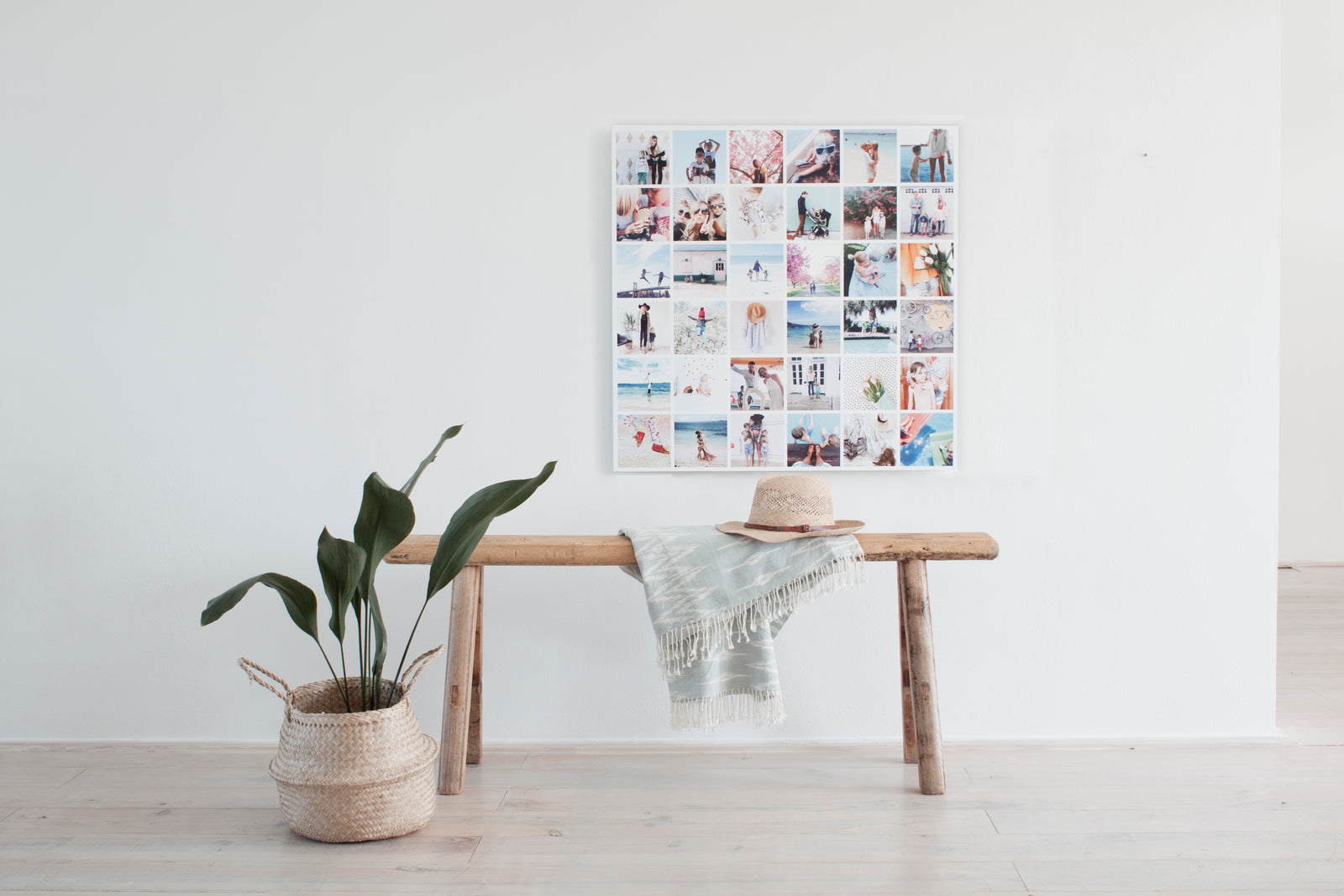 Foto op aluminium boven een witte bank in een lichte woonkamer